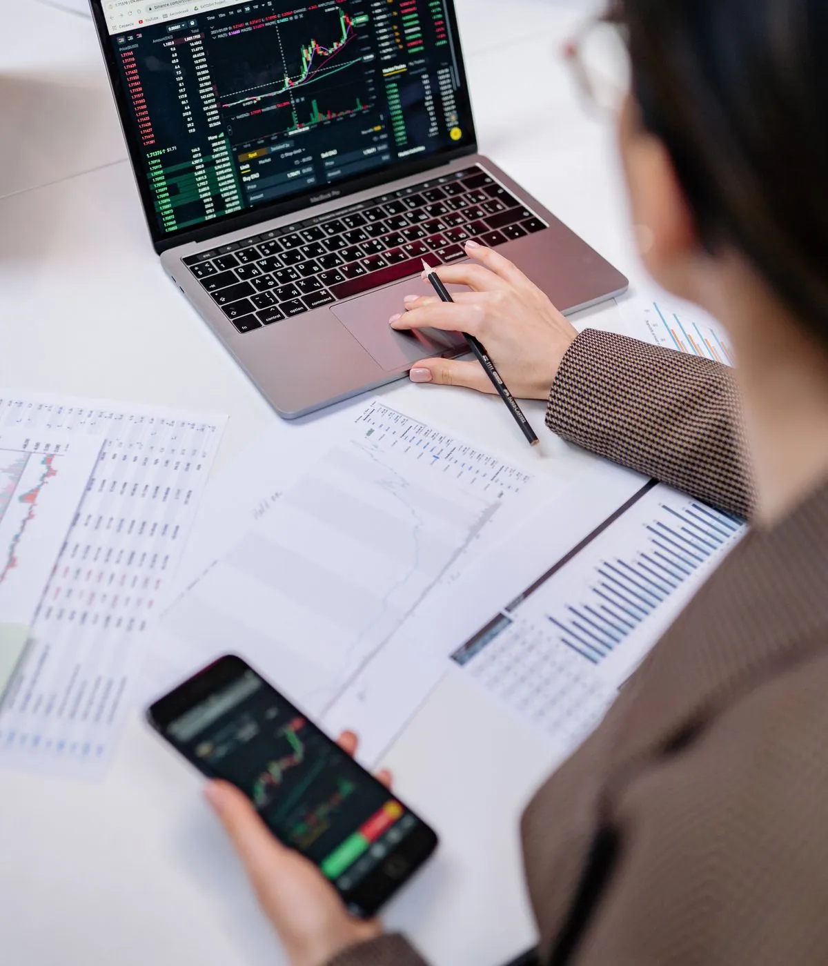 Dono de pequena empresa conferindo as finanças no celular